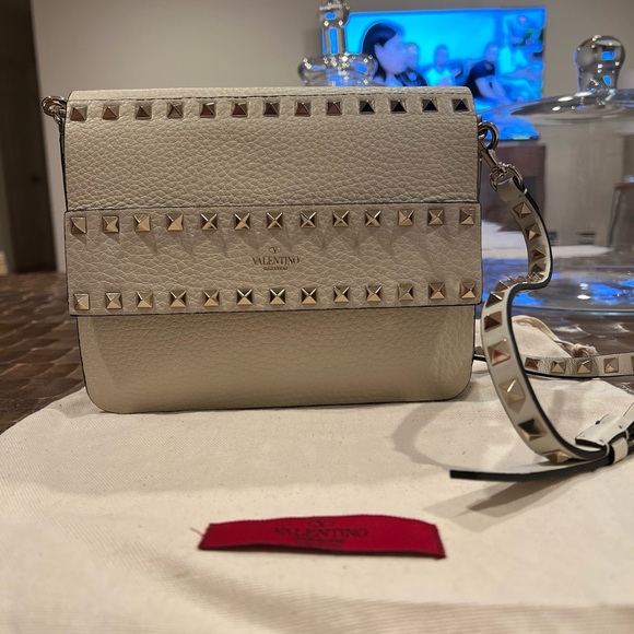 SMALL ROCKSTUD GRAINY CALFSKIN CROSSBODY BAG IN IVORY - Picture 3 of 7